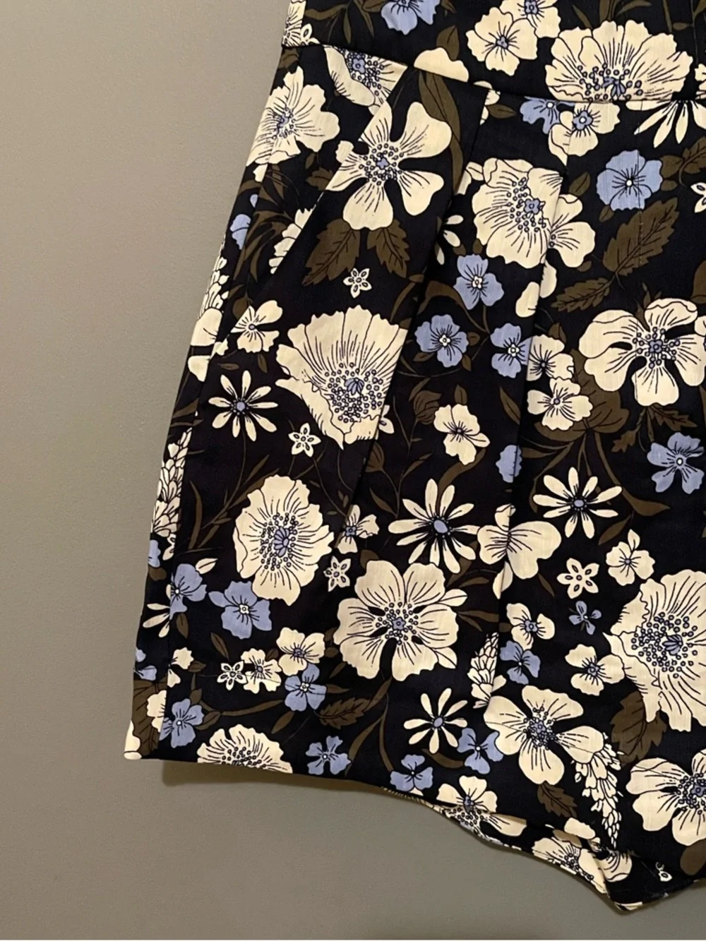 Veronica Beard Babine Navy‎ Floral Pleated Shorts Size 2 NWT $328 Retail